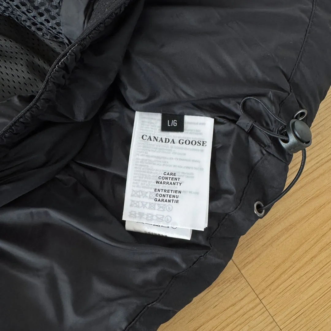 Style number: Y 79 『Top version💯, feel free to compare🆚』𝗖𝗔𝗡𝗔𝗗𝗔 𝗚𝗢𝗢𝗦𝗘｜Canada Goose 𝗝𝘂𝗻𝗰𝘁𝗶𝗼𝗻 Series ski season black label rib down jacket parka capsule down jacket Ouyang Nana second generation 𝗦𝗶𝘇𝗲: 𝗫𝗦 𝗦 𝗠 𝗟 𝗫𝗟 𝗫𝗫𝗟 Color: Black, coffee Green double-layer anti-velvet liner design, super windproof performance, very warm in winter! Newly labeled white duck down filling, high fluffiness, windproof hooded design. When walking outdoors, pull the collar to the highest position, put your hands in the pockets and it will be very warm. It can be easily controlled by all body types! The interior is equipped with an elastic wind and snow skirt design for better wrapping!